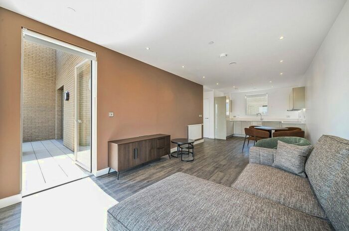 2 Bedroom Flat To Rent In Dawes Street, London, SE17