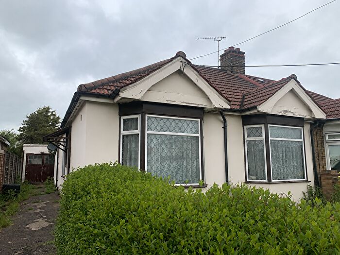 3 Bedroom Bungalow To Rent In Betterton Road, Rainham, RM13