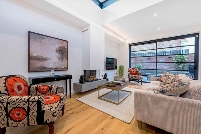 3 Bedroom Detached House To Rent In Arlington Road, London, W13