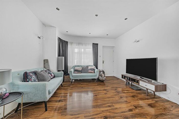 3 Bedroom Bungalow For Sale In Kinloch Drive, London, NW9