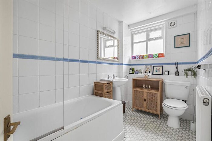 1 Bedroom Flat To Rent In Palewell Park, East Sheen, SW14