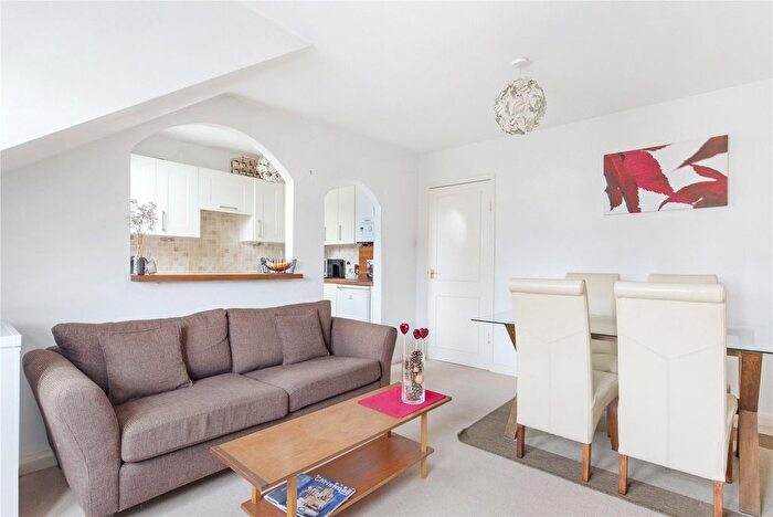 3 Bedroom Flat To Rent In Gleneagle Road, London, SW16