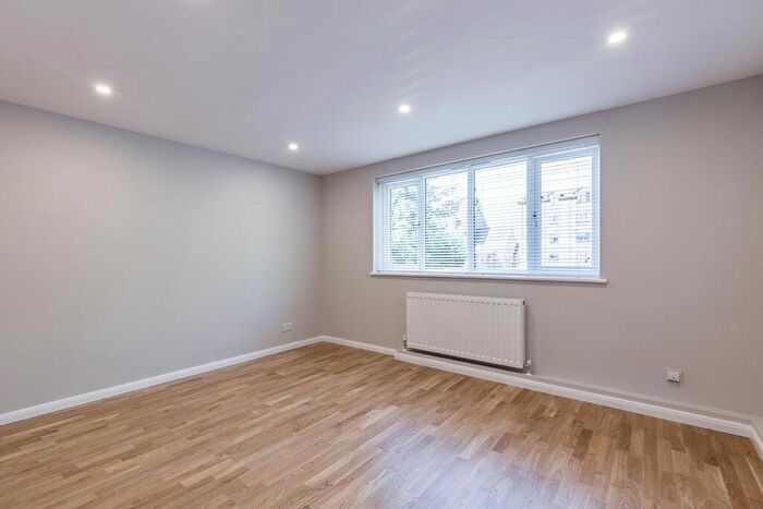 Flat To Rent In Jerome Court, The Limes Avenue, N11