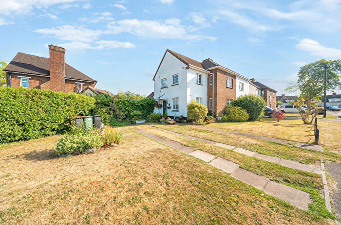3 Bedroom Semi-Detached House For Sale In Beecroft Way, Dunstable, Bedfordshire, LU6