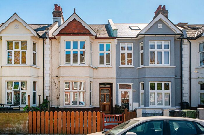 3 Bedroom Terraced House For Sale In Aycliffe Road, Shepherds Bush, London, W12