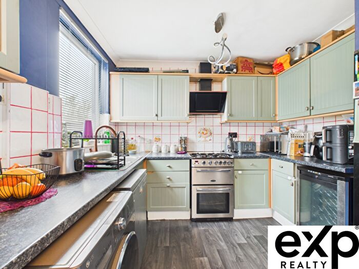 3 Bedroom End Of Terrace House For Sale In Callan Grove, South Ockendon, RM15