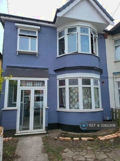 4 Bedroom Semi-Detached House To Rent In Trinity Road, Ilford, IG6