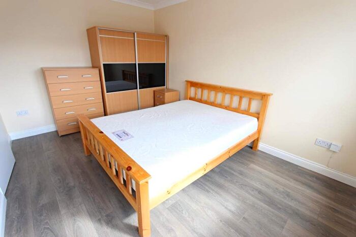 2 Bedroom Flat To Rent In Friern Park, London, N12