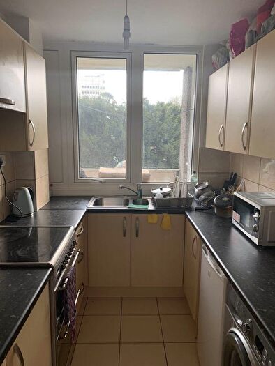 2 Bedroom Flat To Rent In Greenlaw Court, London, W5
