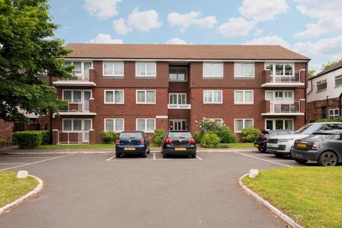 2 Bedroom Flat For Sale In Hunt Court, Chase Side, N14