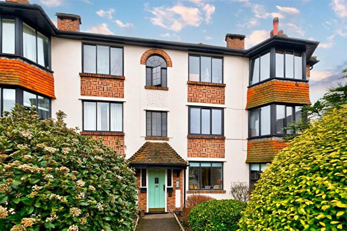 2 Bedroom Flat For Sale In Forest Court, Snaresbrook, E11