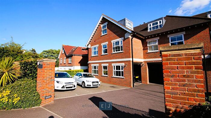 2 Bedroom Flat To Rent In Manor Road, Chigwell, IG7