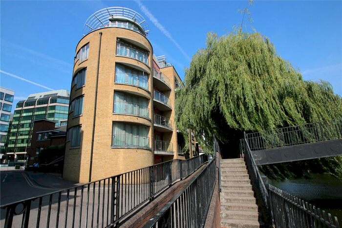 3 Bedroom Flat To Rent In Crane Wharf, Reading, Berkshire, RG1