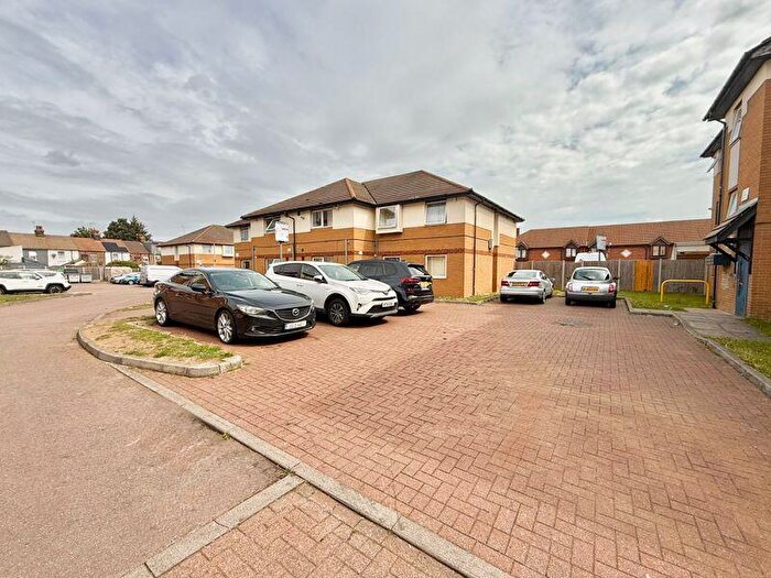 2 Bedroom Flat For Sale In Milliners Way, Luton, LU3