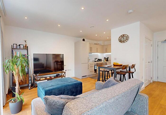 Apartment To Rent In Mahindra Way, London, Beckton, E6