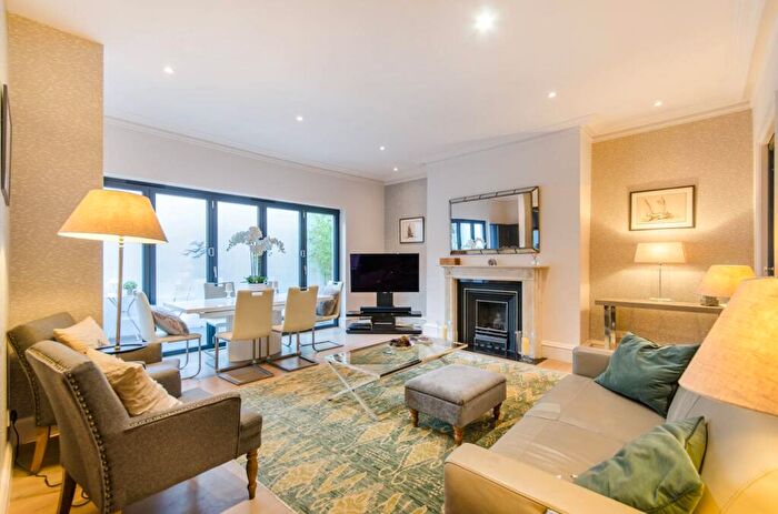 3 Bedroom Flat To Rent In Redcliffe Square, Chelsea, London, SW10