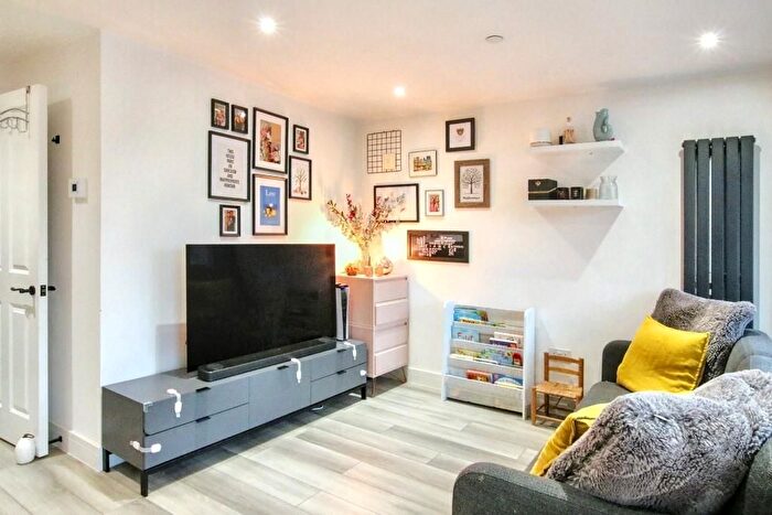 1 Bedroom Flat For Sale In Kelsey Apartments, Leatherhead, KT22