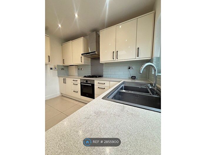 2 Bedroom Flat To Rent In High St, Feltham, TW13