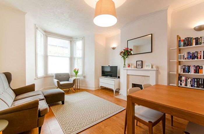 2 Bedroom Flat To Rent In Lichfield Road, Cricklewood, London, NW2