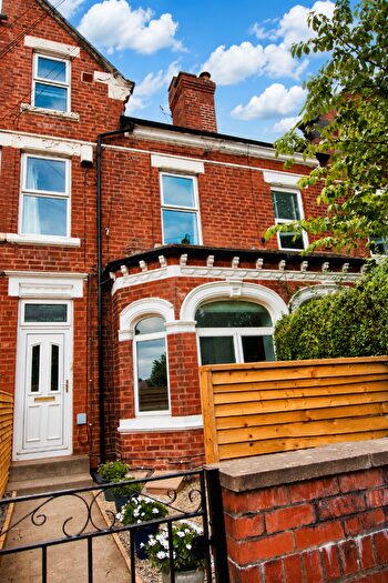 2 Bedroom Flat For Sale In Methley Drive, Leeds, West Yorkshire, LS7