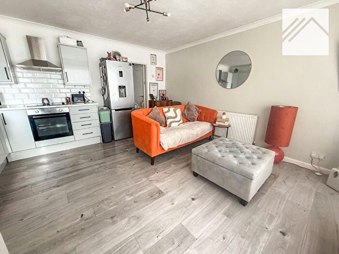 1 Bedroom Flat For Sale In High Street, Canvey Island, SS8