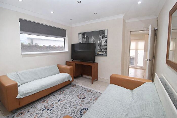 2 Bedroom Flat To Rent In North Road, Whitchurch, Cardiff, CF14