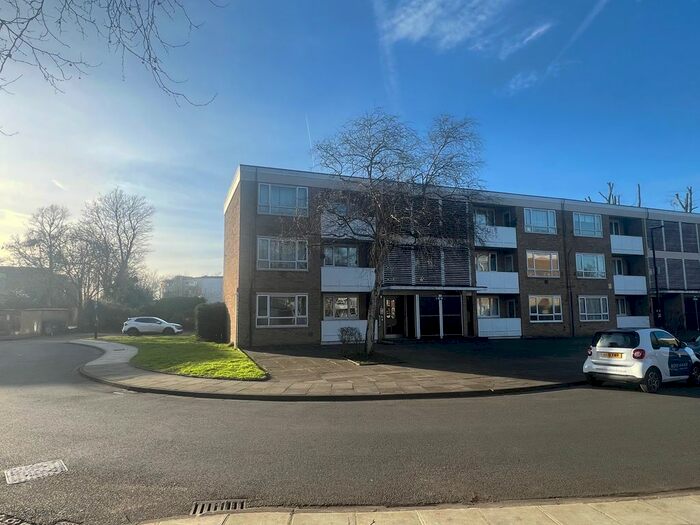 1 Bedroom Flat To Rent In Crieff Court, Teddington, TW11