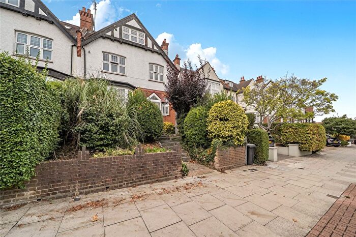 2 Bedroom Flat For Sale In Creighton Avenue, London, N10
