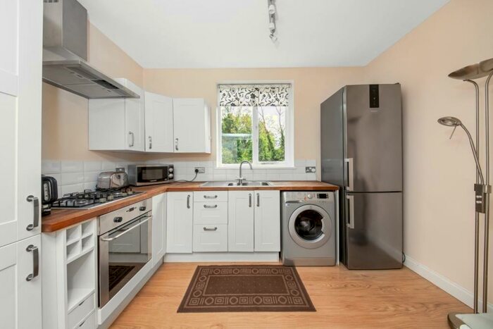 1 Bedroom Apartment To Rent In Thurlow Park Road, Dulwich, London, SE21