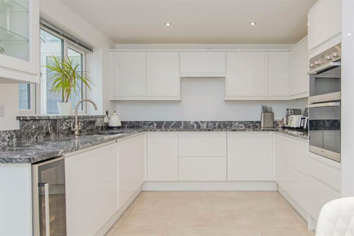 5 Bedroom Detached House For Sale In Bates Close, Market Harborough, LE16