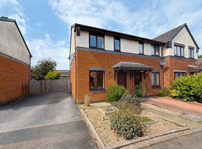 2 Bedroom End Of Terrace House For Sale In Haydock Close, Stratford-upon-Avon, CV37