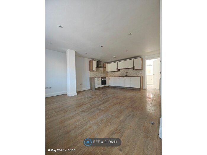 2 Bedroom Flat To Rent In Grayton House, Eastleigh, SO50