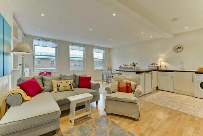 2 Bedroom Flat To Rent In Church Street, Weybridge, KT13