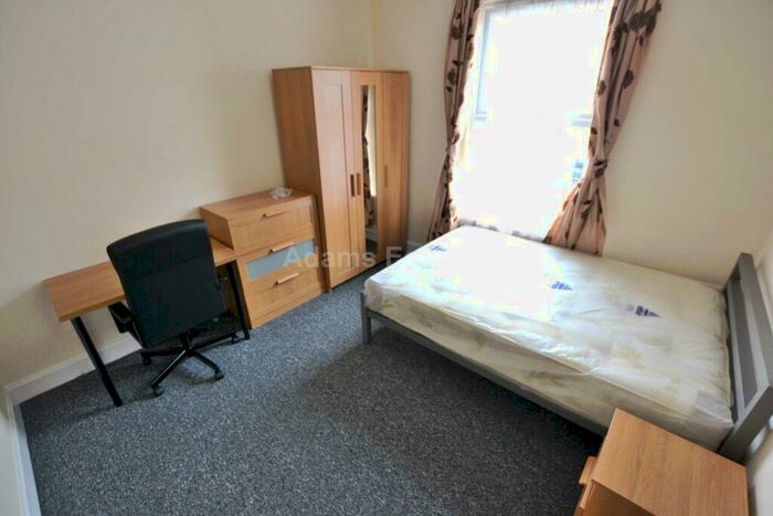 3 Bedroom Terraced House To Rent In Donnington Gardens, Reading, RG1