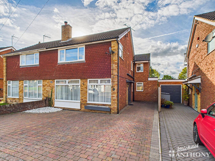 4 Bedroom Semi Detached House For Sale In Dover Hedge, Aylesbury, HP21
