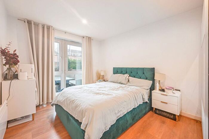 2 Bedroom Flat For Sale In Queensgate House, Hereford Road, Bow, London, E3