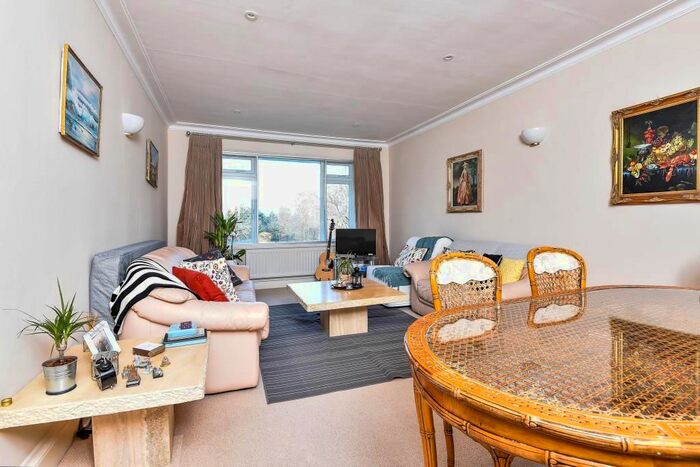 2 Bedroom Flat To Rent In Kew, Surrey, TW9