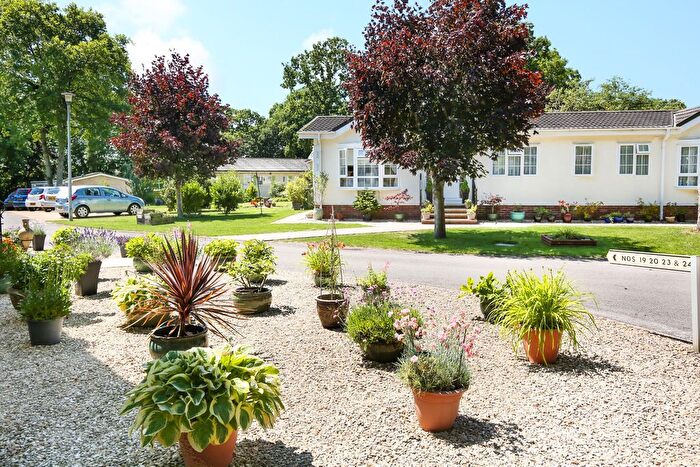 2 Bedroom Mobile/park Home For Sale In Trowbridge Lodge Park, Hilperton, Trowbridge, BA14