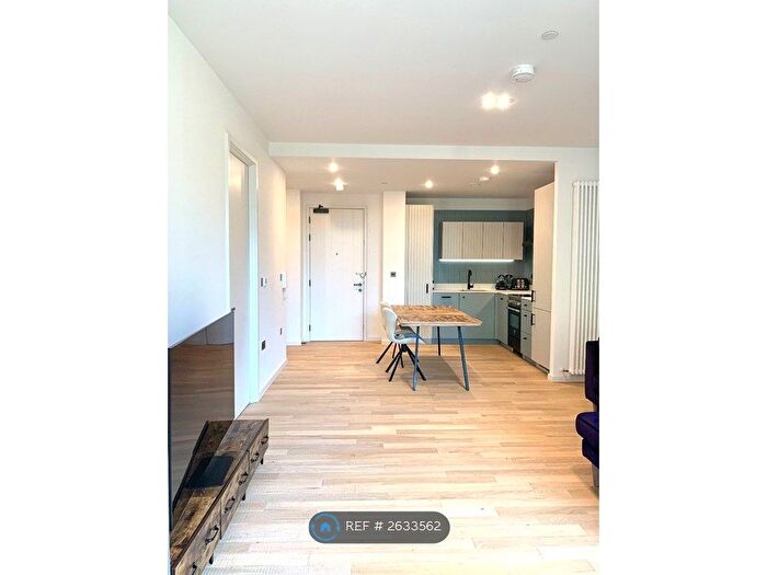 1 Bedroom Flat To Rent In Hollandbury House, London, TW8