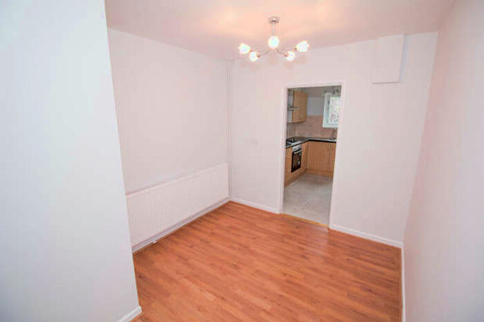 3 Bedroom Maisonette Flat To Rent In Chaucer Avenue, Hayes, UB4