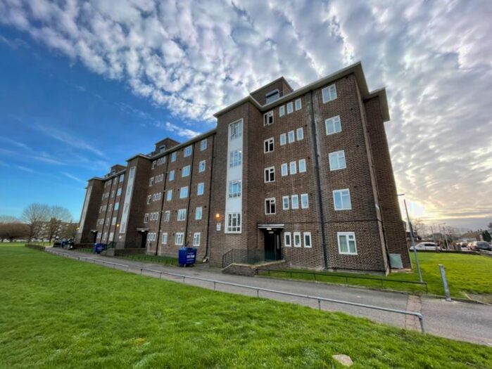 3 Bedroom Flat To Rent In Alderwood Road, London SE9