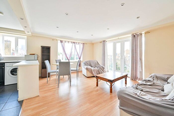 2 Bedroom Flat To Rent In Quayside Court, Rotherhithe, London, SE16