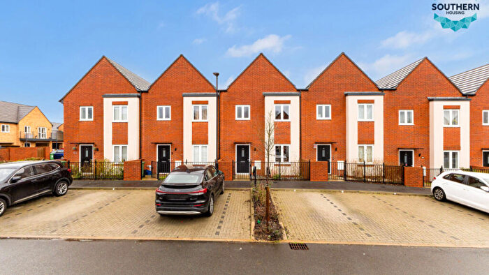 3 Bedroom Terraced House For Sale In Canada Avenue, Farnborough, GU14