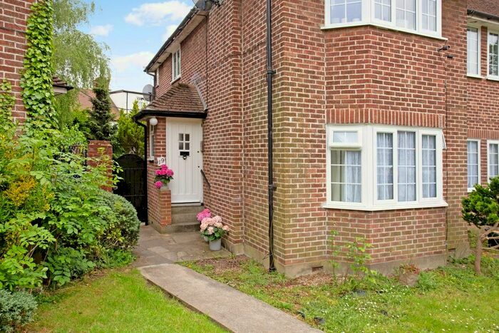 3 Bedroom Maisonette To Rent In Springfield Close, Stanmore, HA7