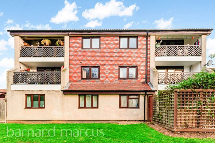 1 Bedroom Flat For Sale In Coniston Close, London, SW20