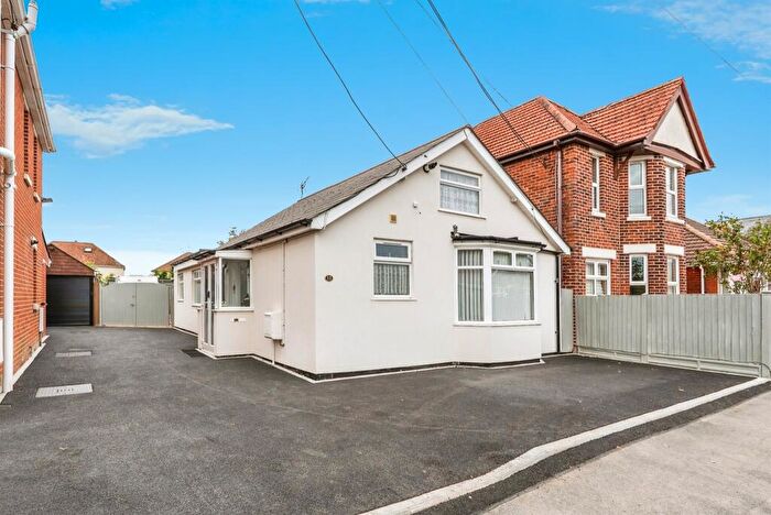 2 Bedroom Detached Bungalow For Sale In Mayfield Avenue, Totton, Southampton, SO40