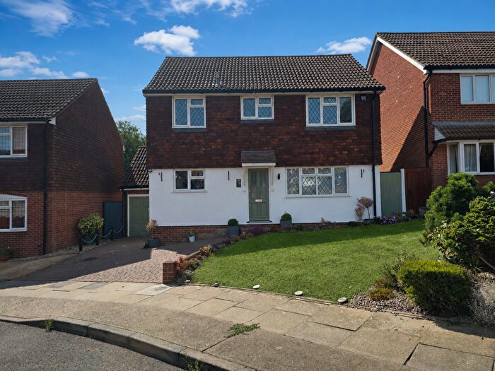4 Bedroom Detached House To Rent In Dukes Orchard, Bexley, DA5