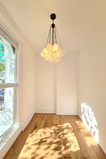 2 Bedroom Flat To Rent In Stanlake Road, London, W12