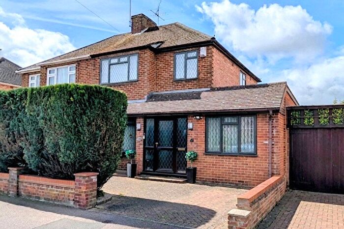 3 Bedroom Semi Detached House For Sale In Brandreth Avenue, Dunstable, Bedfordshire, LU5