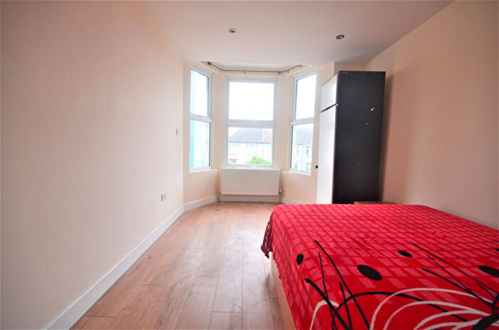 3 Bedroom Flat To Rent In Ilford Lane, IG1